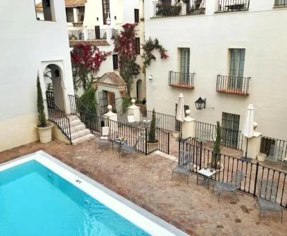 Vista aérea de este hotel romántico distribuido en casas históricas con piscina exterior.