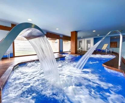 Piscina con hidroterapia del spa de este hotel con encanto.