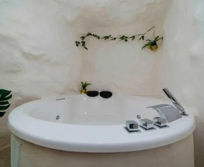 Precioso rincón con un amplio jacuzzi privado de la suite deluxe de este establecimiento.