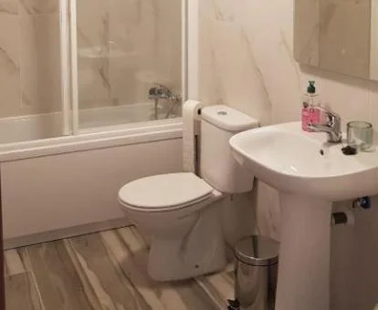 Baño con bañera de hidromasaje privada del apartamento con terraza del establecimiento.
