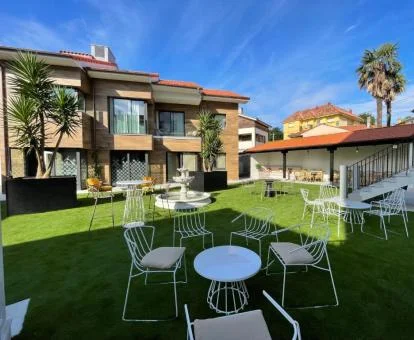Zona exterior con jardín y mobiliario de este hotel romántico.
