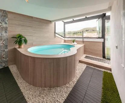 Zona de bienestar del hotel con jacuzzi y vistas al exterior.