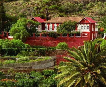 Hermoso hotel boutique rural rodeado de vegetación.