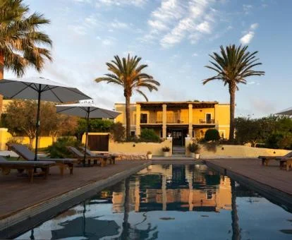 Hermoso edificio con amplias zonas exteriores y piscina de este hotel boutique.
