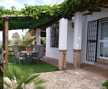 Casa rural independiente con zona exterior y vistas al entorno.