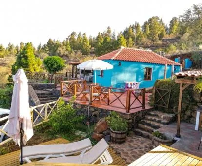 Agradable casita rural independiente en un bello entorno natural con mobiliario al aire libre.
