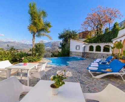 Zona exterior de este hotel solo para adultos con vistas a las montañas, piscina exterior y solarium.
