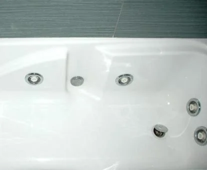 Bañera con hidromasaje en el baño de este coqueto apartamento.