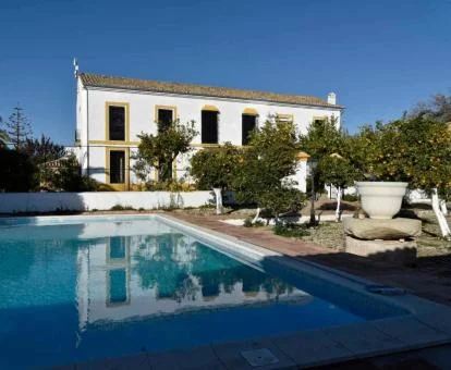 Edificio de este coqueto hotel rural con piscina exterior.