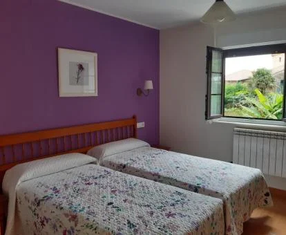 Una de las acogedoras habitaciones con vistas al jardín de este hotel solo para adultos.