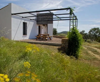 Una de las preciosas casas de campo independientes de este alojamiento en medio de la naturaleza.