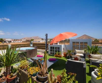 Agradable zona exterior con piscina y mobiliario de este establecimiento rural solo para adultos.