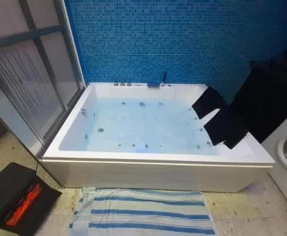 Amplio jacuzzi privado de este coqueto apartamento loft ideal para parejas.