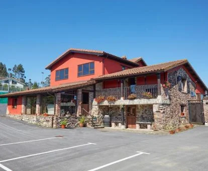 Precioso hotel rural con balcones y aparcamiento privado ubicado en la naturaleza. 