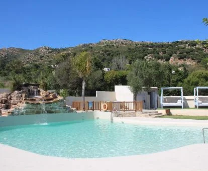 Exteriores de este hotel rural con piscina y vistas al entorno rural que lo rodea.