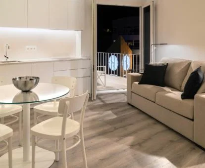 Salón cocina de uno de los preciosos apartamentos de este complejo solo para adultos.