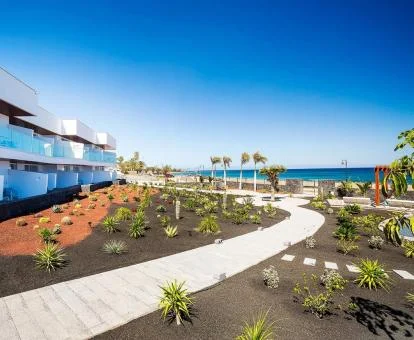 Precioso hotel con vistas al mar y bellas zonas exteriores.