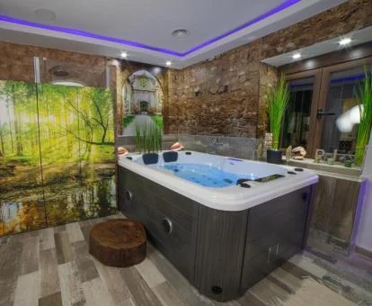 Fabuloso jacuzzi privado con cromoterapia de esta suite deluxe.