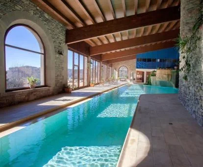 Bella piscina interior con vistas de este hotel rural.