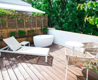 Una de las terrazas con mobiliario exterior de este hotel solo para adultos.