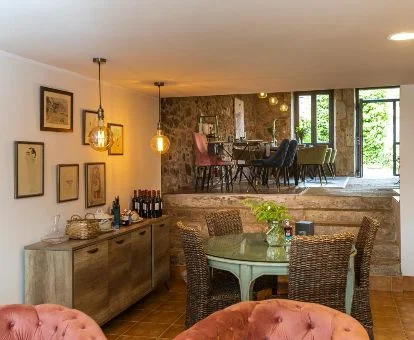 Uno de los espacios de uso compartido de este hotel rústico.