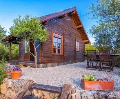 Preciosa cabaña independiente perfecta para una escapada rural.