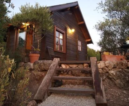 Preciosa cabaña de madera ideal para escapadas en pareja.