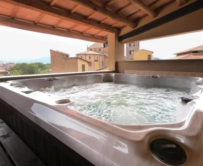 Jacuzzi en funcionamiento en una terraza con bonitas vistas que corresponde a la Suite Superior.