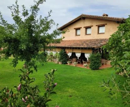 Edificio de este hotel rural rodeado de jardines.