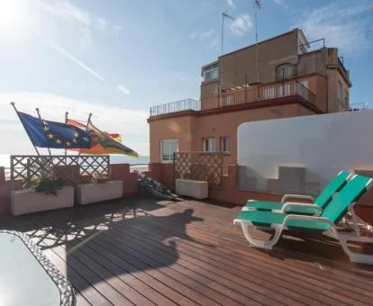 Acogedora terraza solarium con vistas al mar de este hotel.