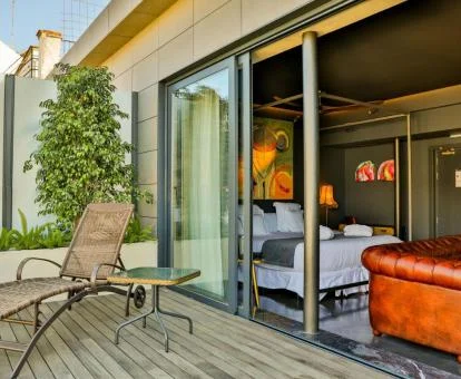 Una de las elegantes habitaciones con terraza de este hotel.