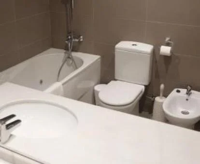 Baño con bañera de hidromasaje privada de este apartamento.