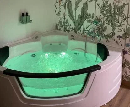 Amplio jacuzzi privado de este precioso apartamento independiente de un dormitorio.