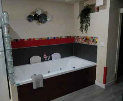 Amplio jacuzzi privado de este coqueto loft perfecto para parejas.