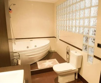 Amplio baño con jacuzzi privado de este elegante loft.