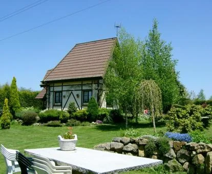 Precioso chalet rodeado de jardines con zona exterior.