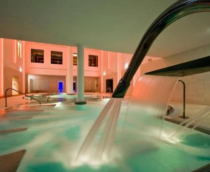 Piscina con elementos de hidroterapia del centro de spa.