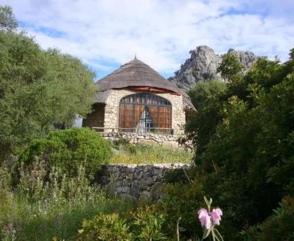 Uno de los coquetos chozos de este establecimiento rural en medio de la naturaleza.