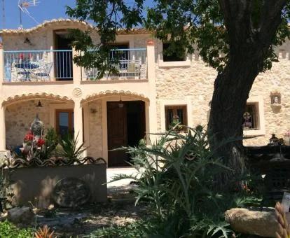 Edificio de este hotel rural con zona exterior y rodeado de naturaleza.