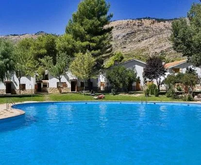 Precioso complejo rural con piscina al aire libre y alojamientos independientes.