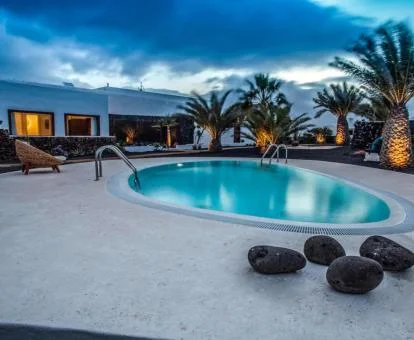 Precioso hotel rural con amplia zona exterior y piscina.