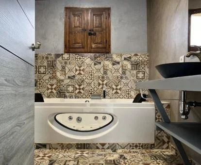 Precioso jacuzzi privado de la suite deluxe de este establecimiento.
