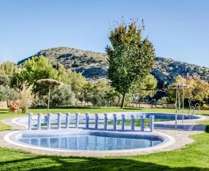 Preciosa zona exterior con vistas a la naturaleza y piscina de este hotel rural.