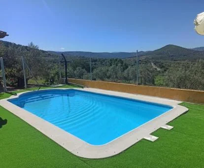 Zona exterior con piscina privada y vistas de esta casa independiente.