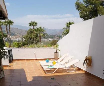 Terraza solarium con vistas al entorno rural que rodea esta casa independiente.