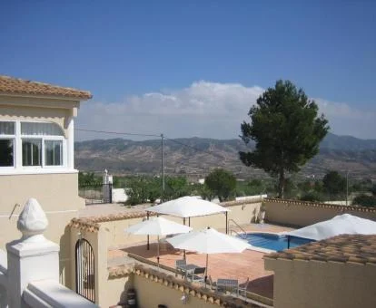 Hotel con encanto con piscina exterior y vistas.