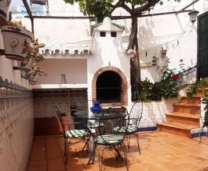 Coqueta terraza privada con barbacoa y comedor exterior de esta casa independiente.