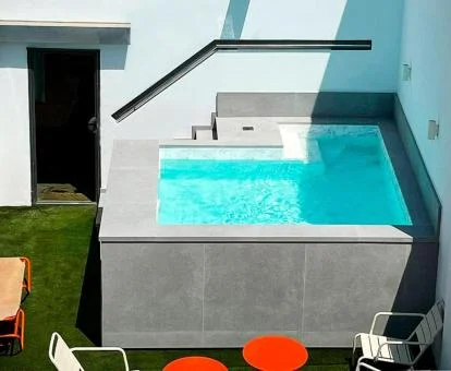 Terraza solarium con piscina de este hotel solo para adultos.