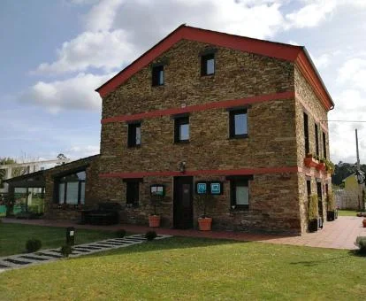 Edificio de piedra de este hotel rural solo para adultos con amplios jardines.
