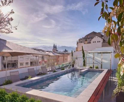 Preciosa terraza con piscina y solarium con vistas de este hotel boutique.